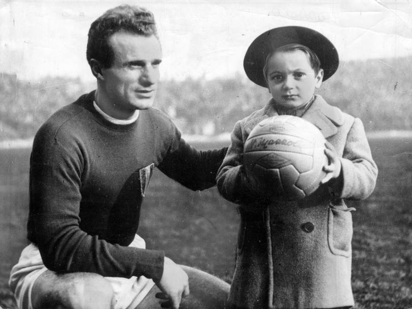 Il giocatore-simbolo del Grande Torino, il capitano Valentino Mazzola, con accanto il figlio Sandro (Olycom)